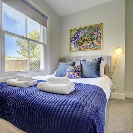 The Nook - A Modern 2 Bedroom Loft With Parking