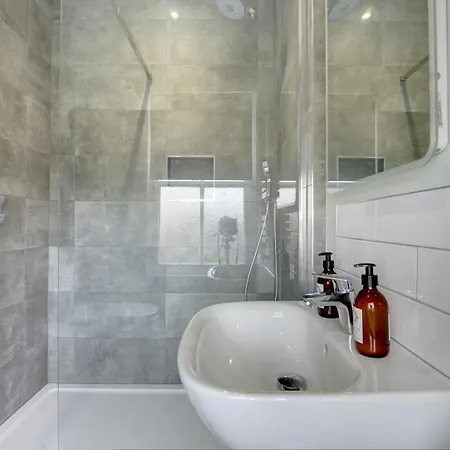 The Nook - A Modern 2 Bedroom Loft With Parking شقة
