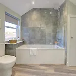 The Nook - A Modern 2 Bedroom Loft With Parking Daire