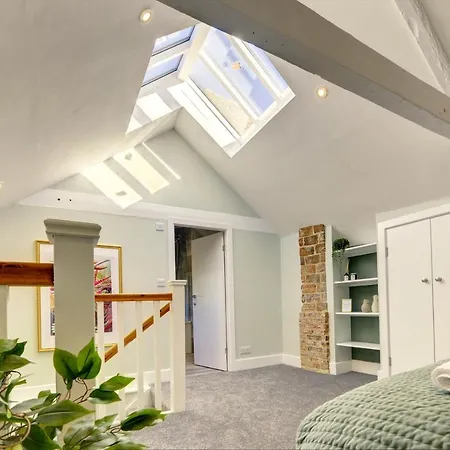 The Nook - A Modern 2 Bedroom Loft With Parking *
