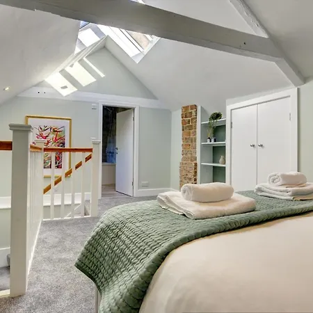 The Nook - A Modern 2 Bedroom Loft With Parking *