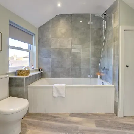 The Nook - A Modern 2 Bedroom Loft With Parking Apartment