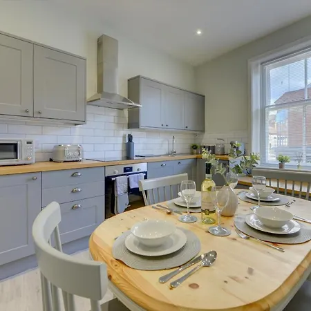 The Nook - A Modern 2 Bedroom Loft With Parking Apartment