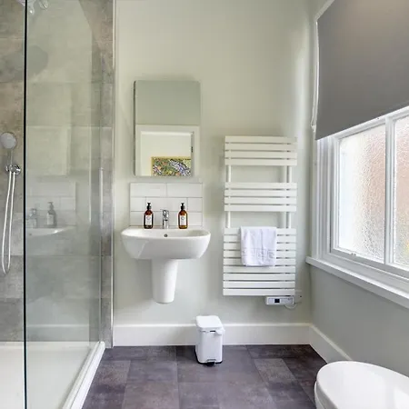 The Nook - A Modern 2 Bedroom Loft With Parking Apartment