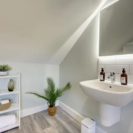 The Nook - A Modern 2 Bedroom Loft With Parking Apartment