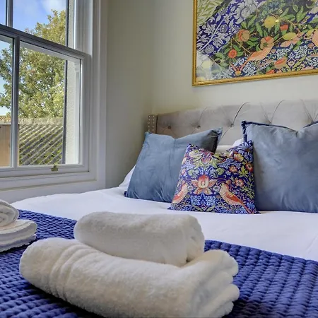 The Nook - A Modern 2 Bedroom Loft With Parking *